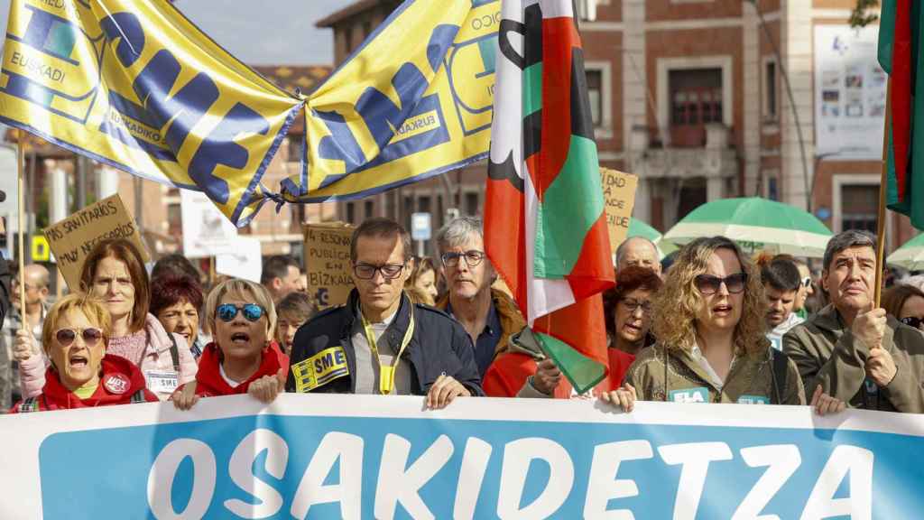 Los sindicatos SATSE, ELA, LAB, SME, CCOO y UGT, en Bilbao, durante las movilizaciones convocadas para denunciar el desmantelamiento de la sanidad pública / Luis Tejido - EFE