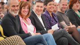 El coordinador general de EH Bildu, Arnaldo Otegi, junto a candidatos de su partido en Vitoria.