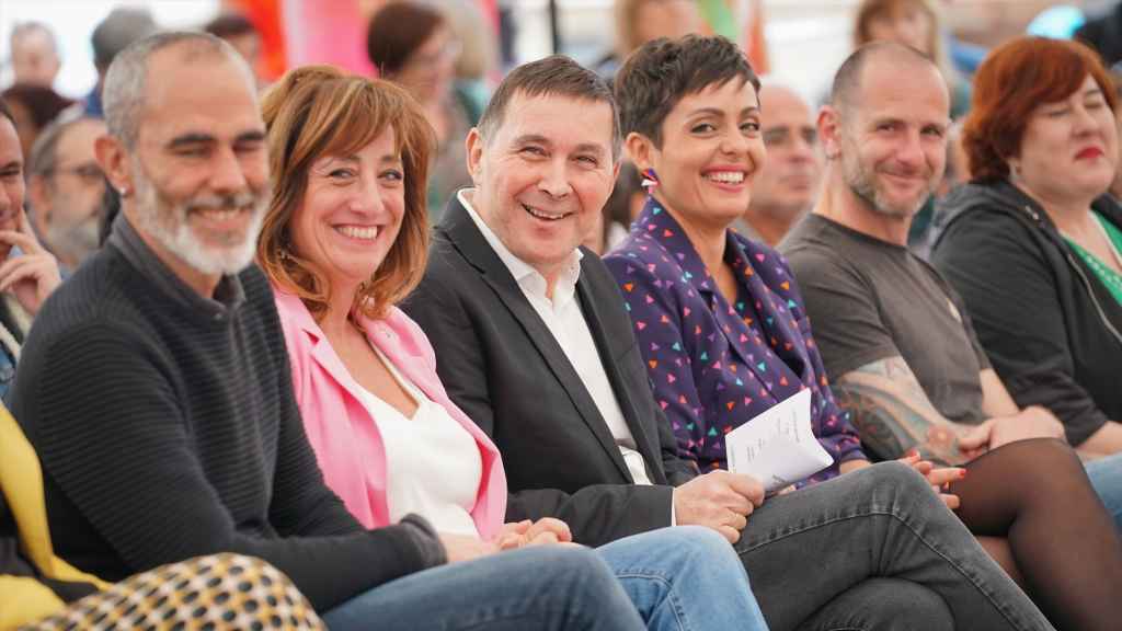 El coordinador general de EH Bildu, Arnaldo Otegi, junto a candidatos de su partido en Vitoria.