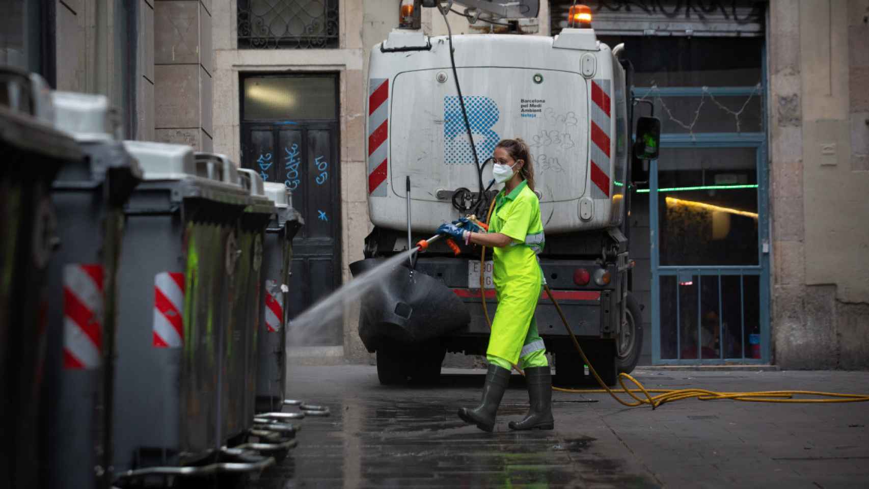 Una trabajadora de limpieza, durante su jornada laboral.