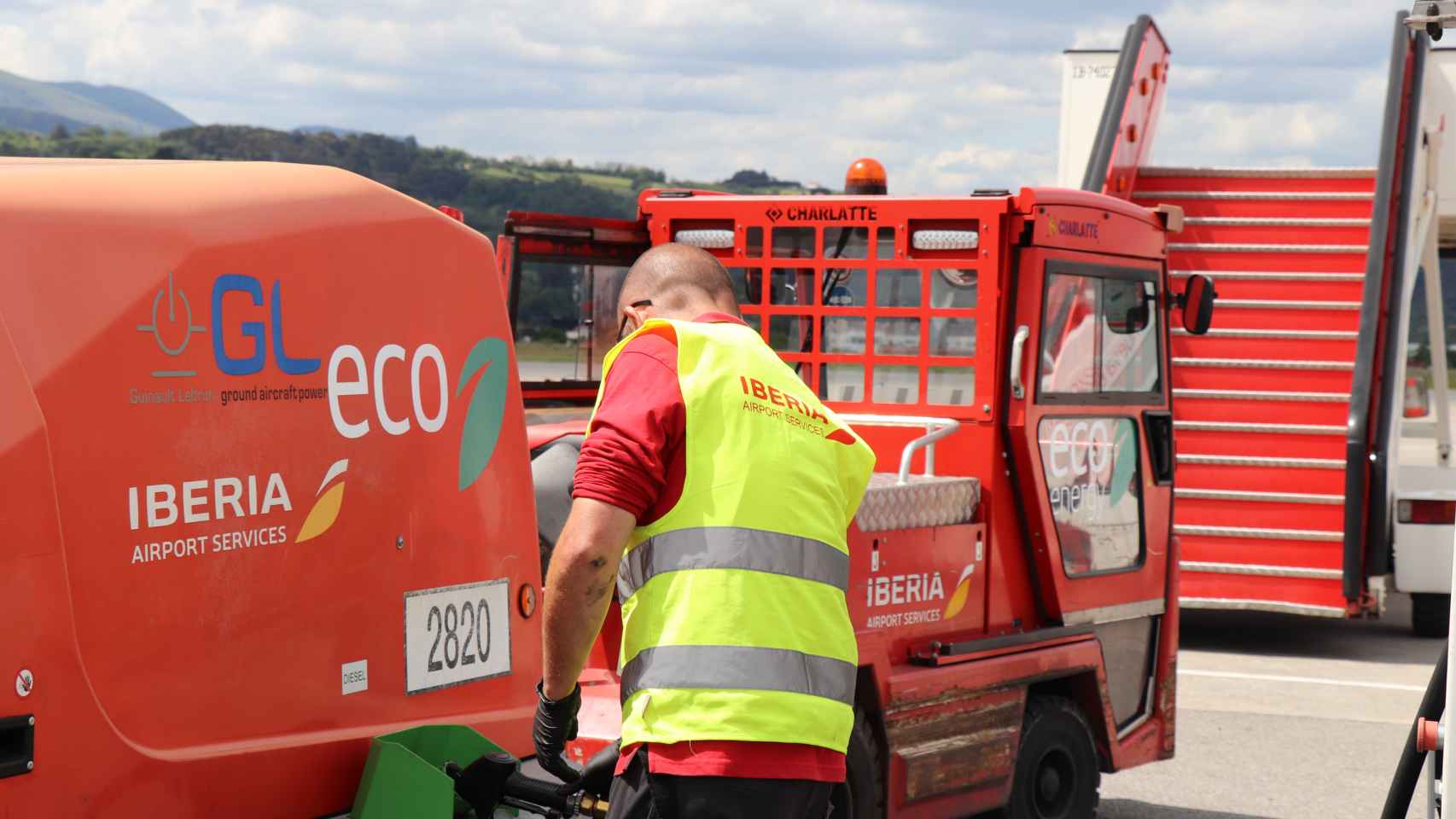 Iberia Airport Services y Repsol utilizan combustible renovable en las actividades de handling del aeropuerto de Bilbao.