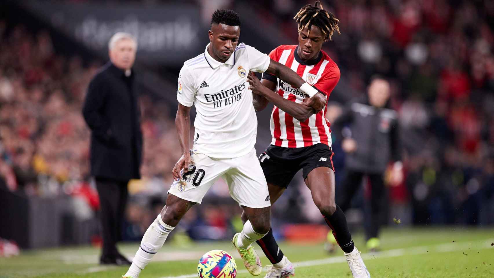 Vinicius y Nico Williams luchan por un balón durante un encuentro entre el Athletic y el Real Madrid / Europa Press