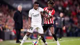 Vinicius y Nico Williams luchan por un balón durante un encuentro entre el Athletic y el Real Madrid / Europa Press