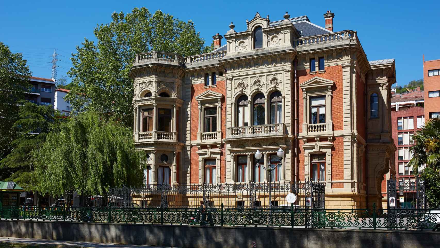 Vieja sede de la Autoridad Portuaria en Bilbao, junto al Campo Volantín y al otro lado de la ría frente al Guggenheim / CV