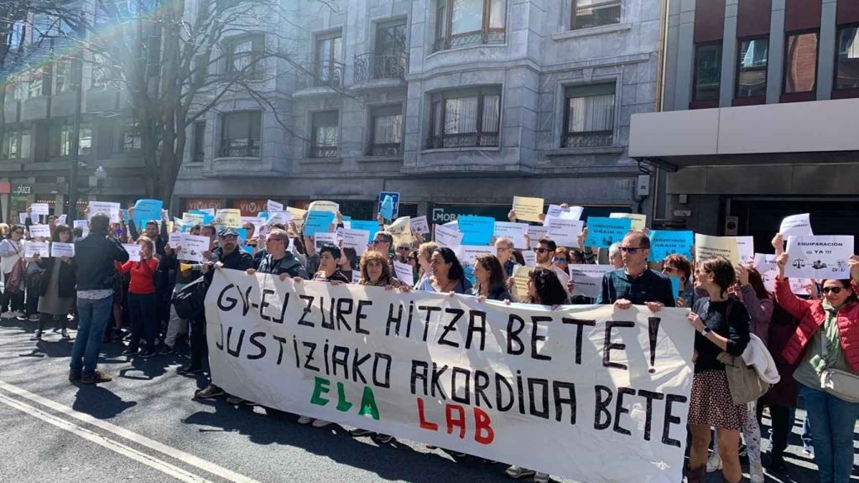 Concentración de ELA y LAB ante la sede del Gobierno Vasco en Bilbao / ELA