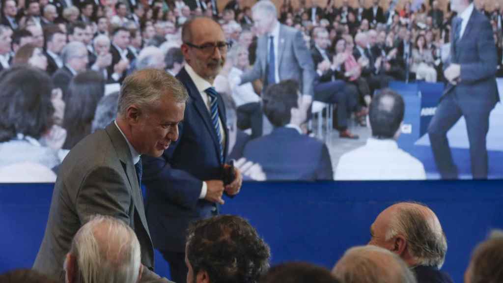 El lehendakari, Iñigo Urkullu (i), junto al presidente de la patronal guipuzcoana Adegi, Eduardo Junkera (2i)/EFE