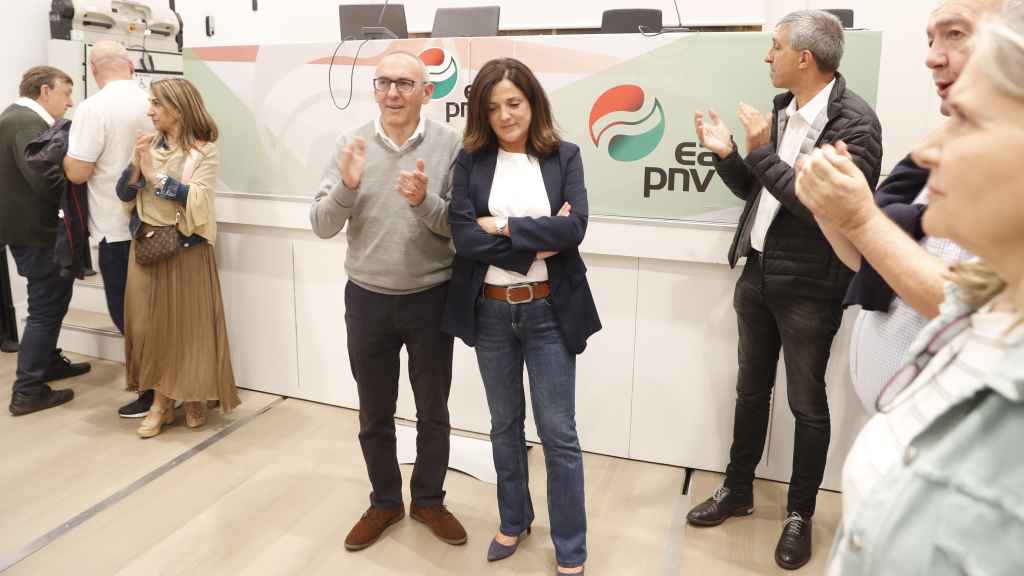 La candidata del PNV a la alcaldía de Vitoria, Beatriz Artolazabal, y el diputado general de Álava Ramiro González, tras conocer los resultados electorales hoy domingo en Vitoria / David Aguilar - EFE