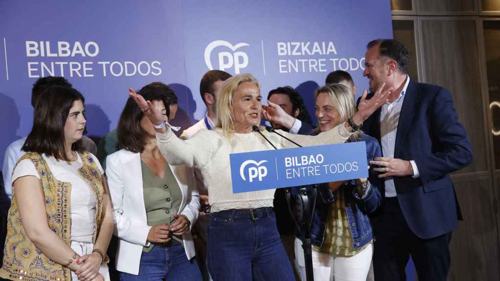 El presidente del PP vasco, Carlos Iturgaiz, ha celebrado este domingo junto a sus candidatos los resultados obtenidos por la formación en las elecciones locales y forales / Miguel Toña - EFE