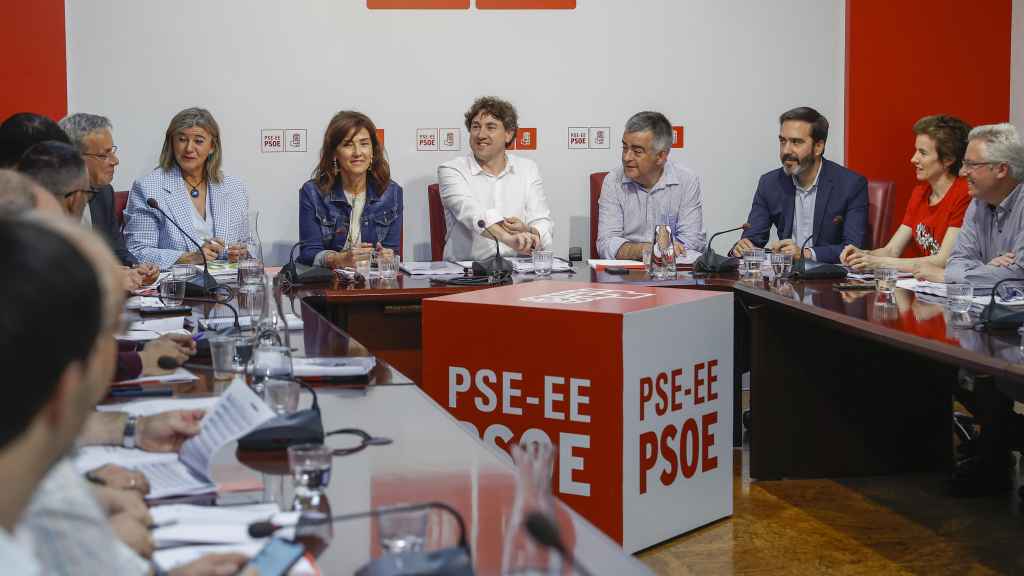 El secretario general del PSE-EE, Eneko Andueza, durante la reunión de la ejecutiva de la formación en Bilbao para analiza los resultados del 28-M / Miguel Toña - EFE