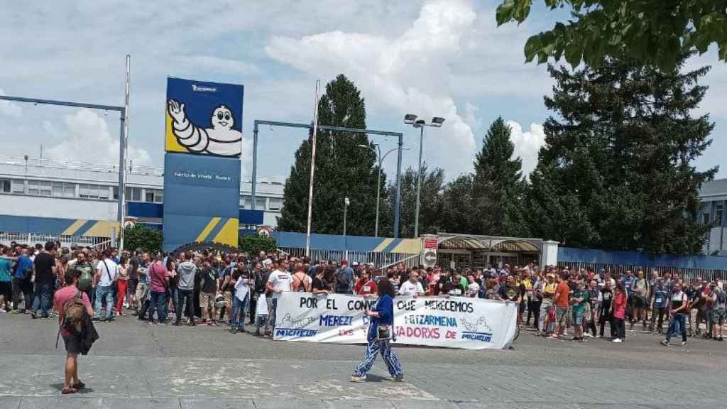 Protestas a las puertas de Michelin en Vitoria.