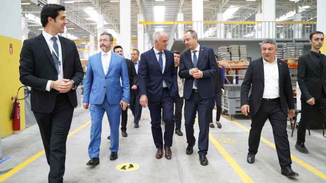 El CEO de Arteche, Alex Arteche, en una visita a una planta en Turquía
