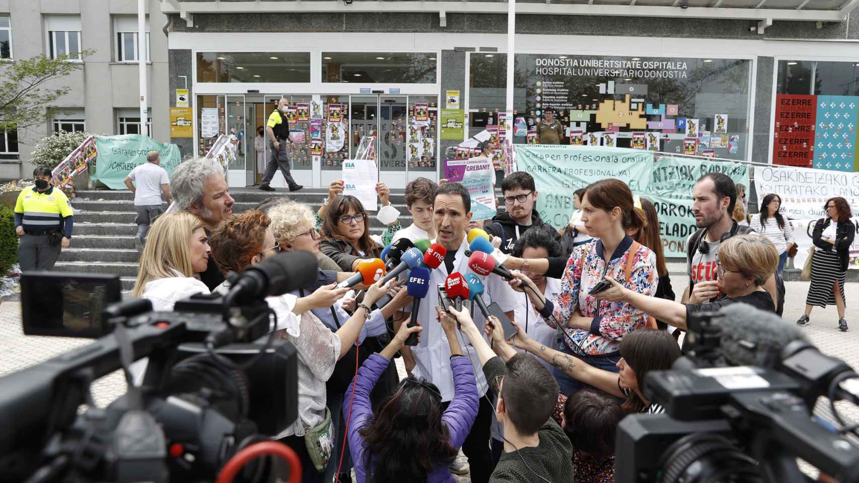 El subdirector médico de la OSI Donostialdea de Osakidetza, Xabier Zubeldia, ante los medios.