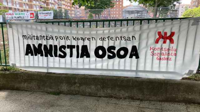 Imagen de la pancarta pidiendo la amnistía colgada en las redes sociales de la Fundación Fernando Buesa / Twitter