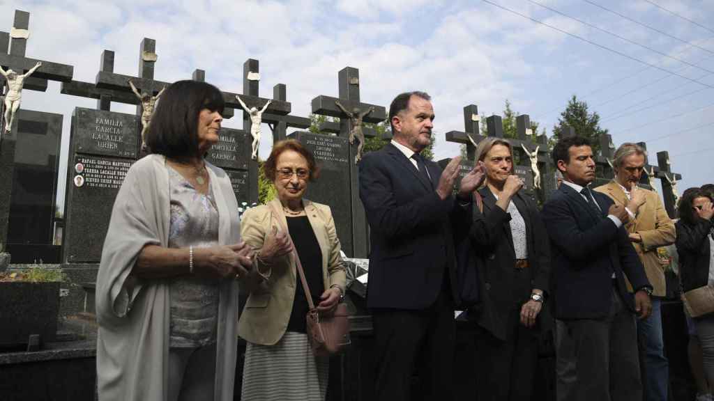 La viuda del concejal asesinado por ETA, en Durango Jesús María Pedrosa, (2i), junto al presidente del PP del País Vasco, Carlos Iturgaiz, (3i) la presidenta del partido en Bizkaia, Raquel González, (4i) y el concejal electo, Carlos García, (2 d) en el homenaje a Pedrosa / Luis Tejido - EFE