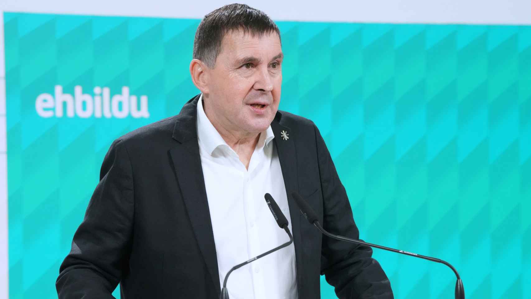 El coordinador general de EH-Bildu, Arnaldo Otegi, interviene durante una mesa política de su partido / Unanue - Europa Press