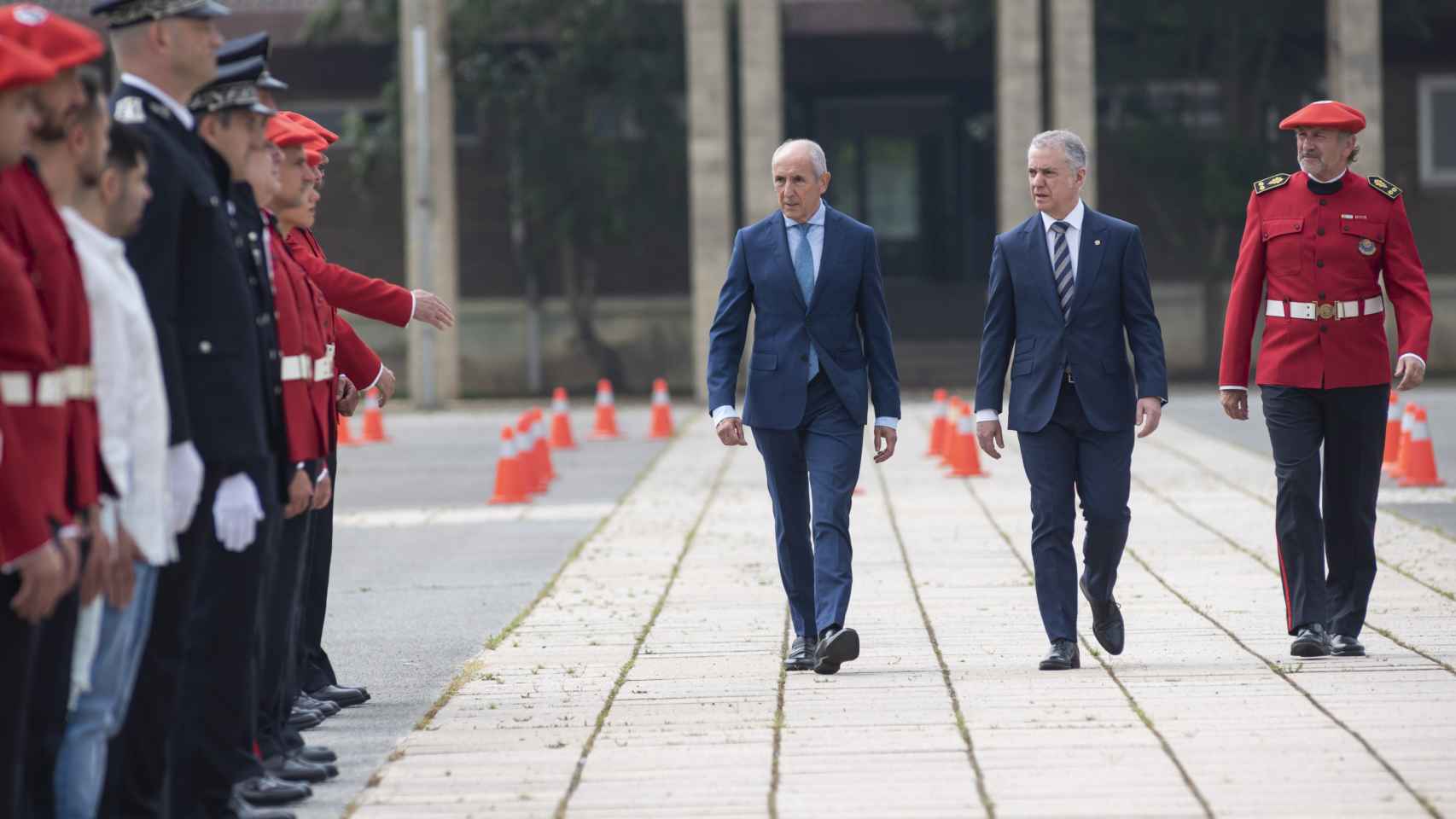 El Lehendakari, Iñigo Urkullu, y el consejero de Seguridad, Josu Erkoreka, en un acto de entrega de condecoraciones y felicitaciones a ertzainas / Jon Rodríguez Bilbao - Europa Press