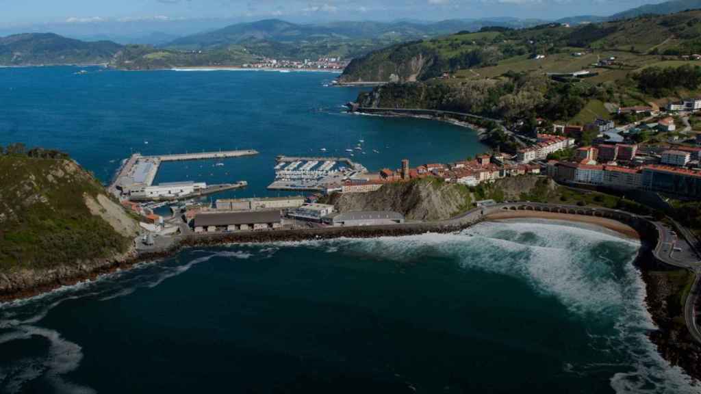 Las jaulas se instalarán frente al Puerto de Getaria.