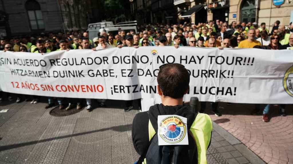 Agentes de la Ertzaintza protestan durante una concentración delante del consulado de Francia en lucha por un convenio regulador justo/EuropaPress