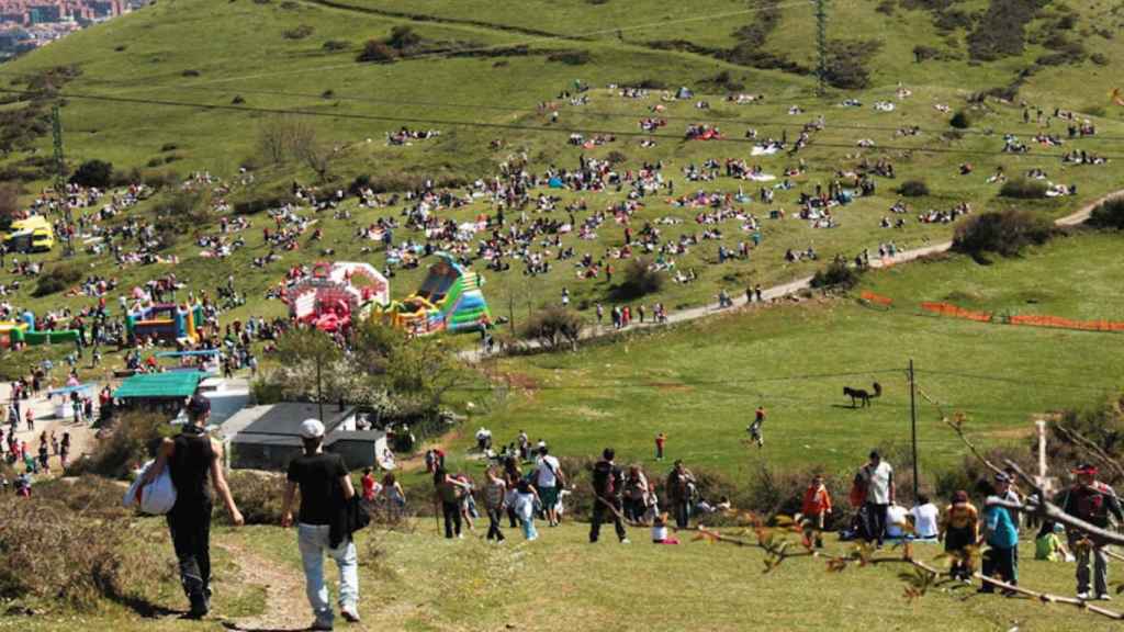 Celebración de la tradicional Romería de Cornites en el monte Serantes.