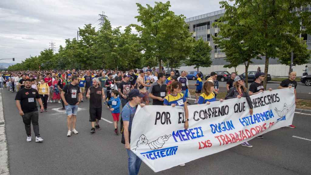 Cientos de trabajadores de la factoría de Michelin de Vitoria/EFE