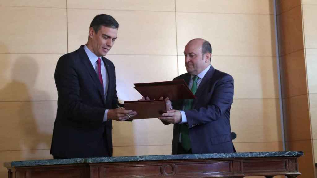 El presidente del Gobierno, Pedro Sánchez y el presidente del EBB del PNV, Andoni Ortuzar, intercambian cuadernos durante la firma del acuerdo entre el PSOE y el PNV para la investidura de Pedro Sánchez en 2020 / Jesús Hellín - Europa Press