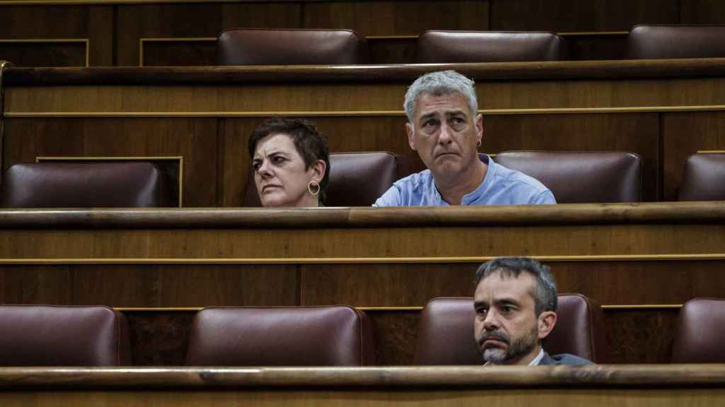 La portavoz de EH Bildu en el Congreso, Mertxe Aizpurua y el diputado de EH Bildu Oskar Matute, durante una sesión plenaria / Carlos Luján - Europa Press