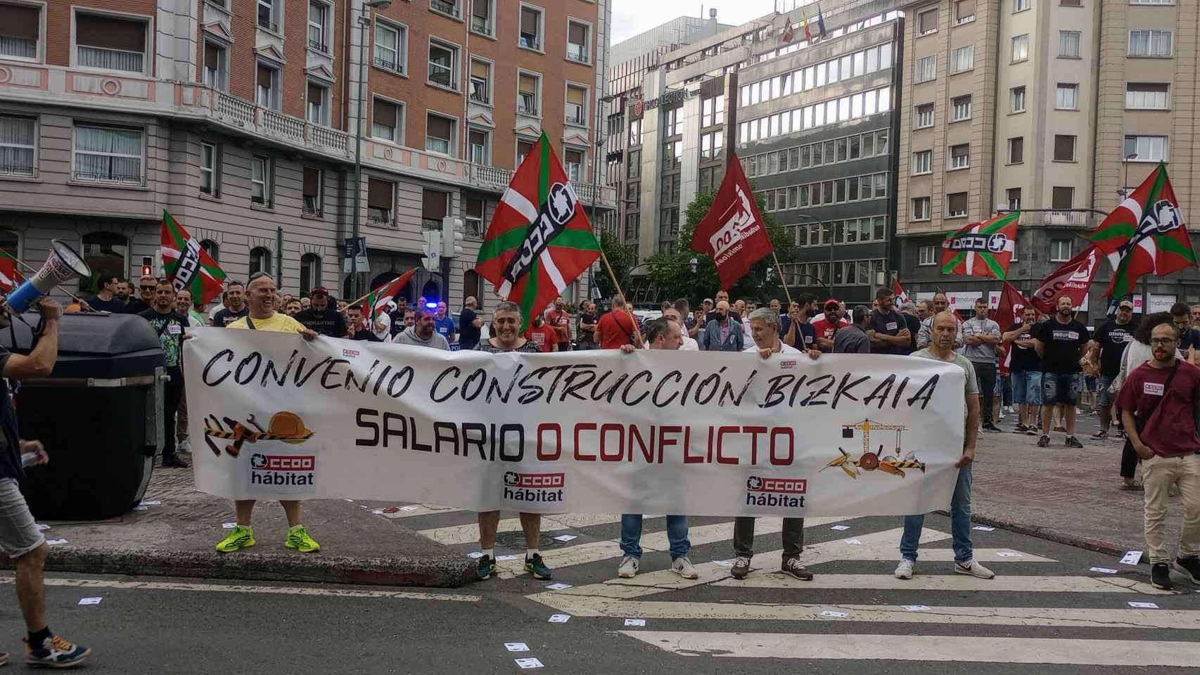 Concentración de CCOO de la Construcción de Bizkaia en Bilbao.