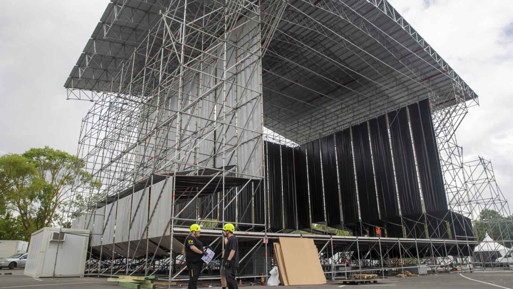 Operarios trabajan este martes en el montaje del recinto donde se celebra la 21 edición del Azkena Rock Festival.