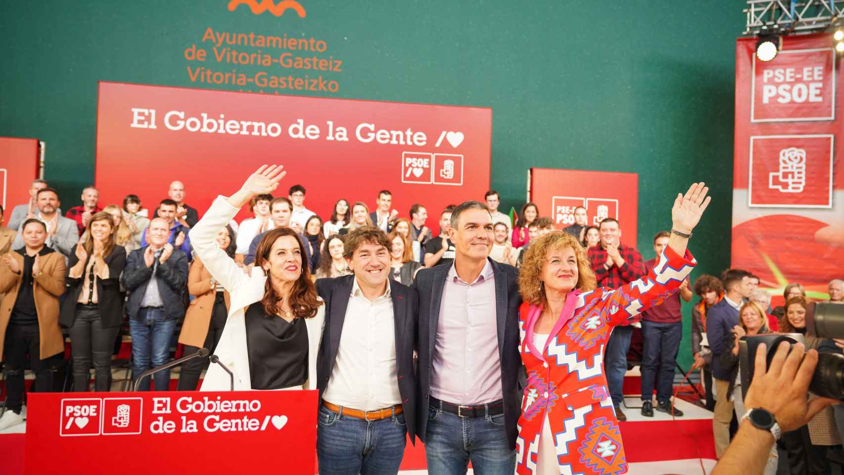 La futura alcaldesa de Vitoria, Maider Etxebarria; el portavoz del PSE-EE, Eneko Andueza; el presidente del Gobierno, Pedro Sánchez, y la candidata a diputada general de Álava, Cristina González / IÑAKI BERASALUCE - EP