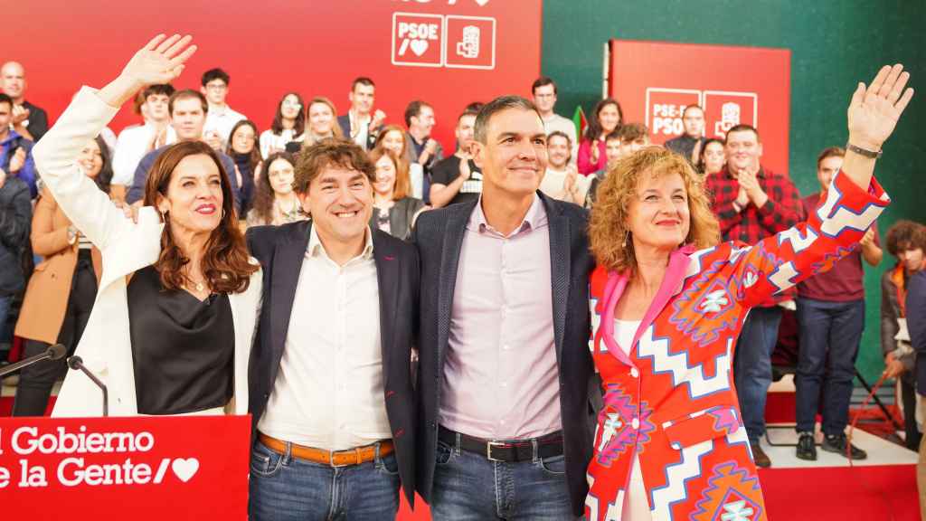 La futura alcaldesa de Vitoria, Maider Etxebarria; el portavoz del PSE-EE, Eneko Andueza; el presidente del Gobierno, Pedro Sánchez, y la candidata a diputada general de Álava, Cristina González / IÑAKI BERASALUCE - EP