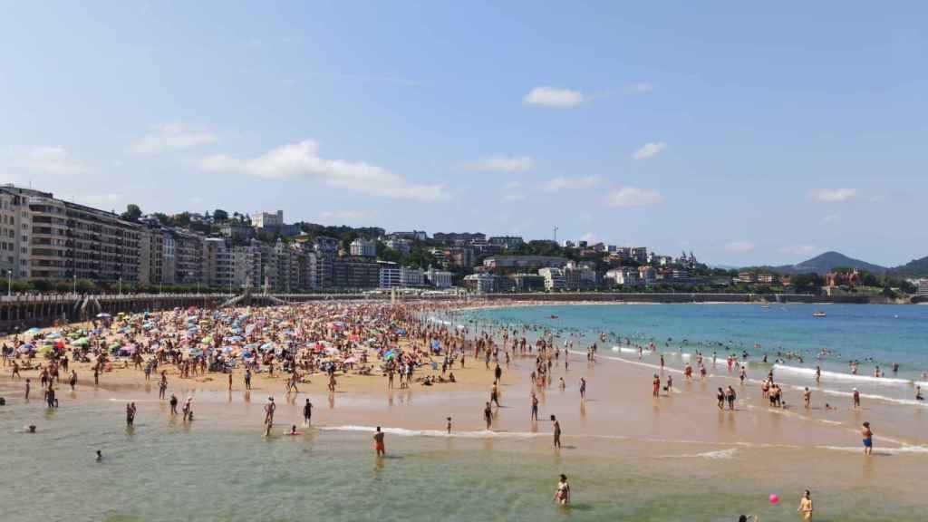 Gente en la playa de San Sebastián