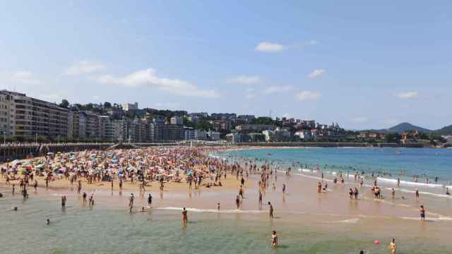 El Parlamento vasco debate implantar la tasa turística, una medida ya pedida en San Sebastián