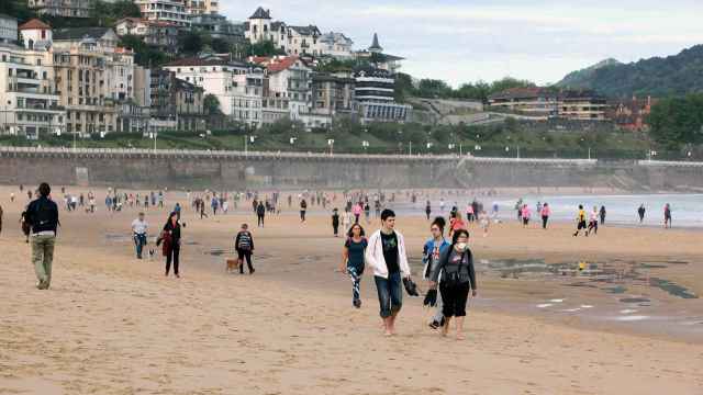 Un grupo de personas recorren la playa de la Concha en San Sebastián / Nagore Iraiola - Europa Press