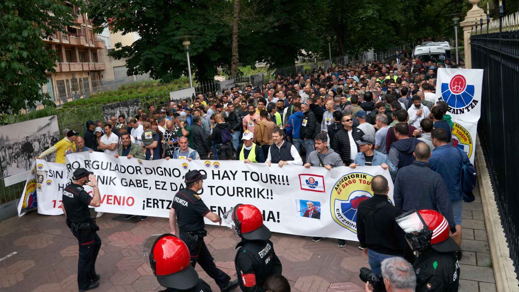 Los ertzainas se manifiestan en las inmediaciones del Parlamento vasco / L. RICO - EFE