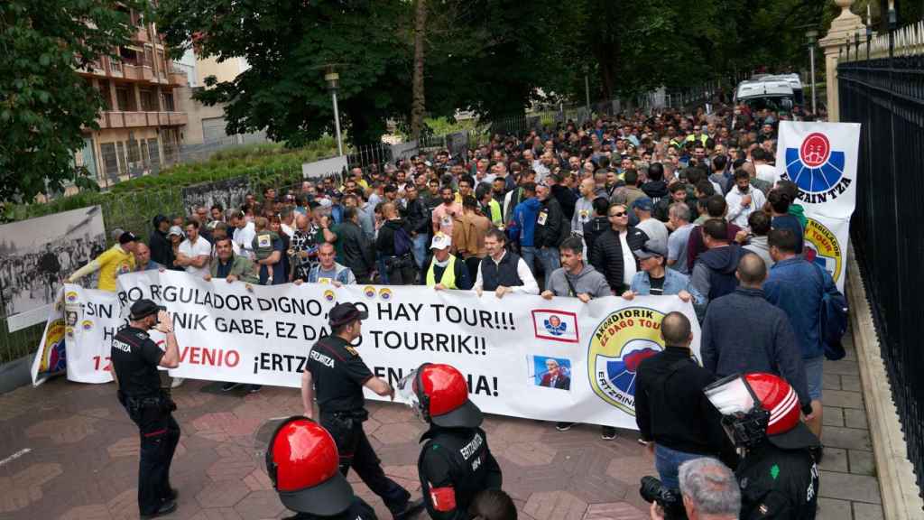 Los ertzainas se manifiestan en las inmediaciones del Parlamento vasco / L. RICO - EFE