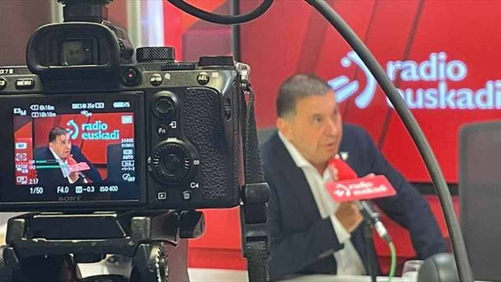 Arnaldo Otegi en una entrevista con Radio Euskadi.