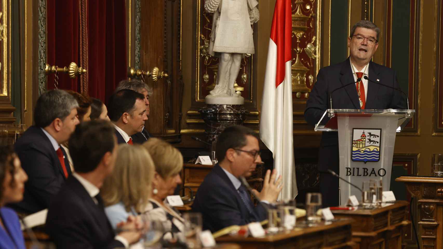 Juan María Aburto (en el atril) del PNV recibe el bastón de mando de Bilbao con el apoyo del PSE-EE este sábado / Miguel Toña - EFE