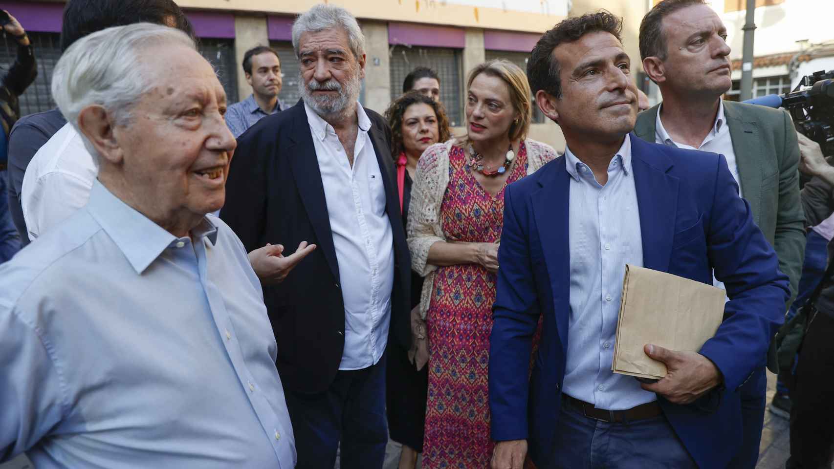 El concejal del PP en Durango, Carlos García, acompañado por los populares Miguel Ángel Rodríguez, Raquel González y Daniel Portero antes del pleno de investidura / Miguel Toña - EFE