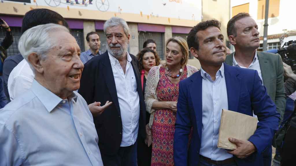 El concejal del PP en Durango, Carlos García, acompañado por los populares Miguel Ángel Rodríguez, Raquel González y Daniel Portero antes del pleno de investidura / Miguel Toña - EFE