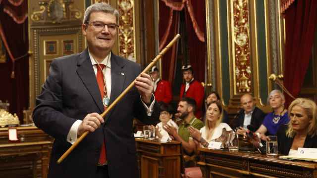 Juan Mari Aburto (PNV) recibe el bastón de mando de Bilbao con el apoyo del PSE-EE este sábado / Miguel Toña - EFE