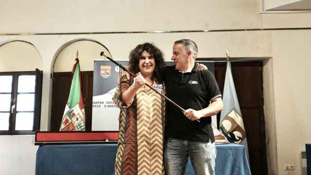 La nueva alcaldesa de Ondarroa Urtza Alkorta recoge la makilla de manos de su predecesor Zunbeltz Bedialauneta / H.Bilbao - Europa Press