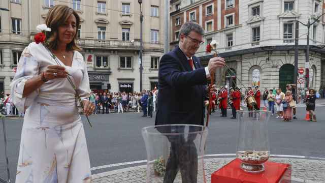 El alcalde de Bilbao, Juan Mari Aburto, en la ofrenda floral al fundador de la villa / Miguel Toña - EFE