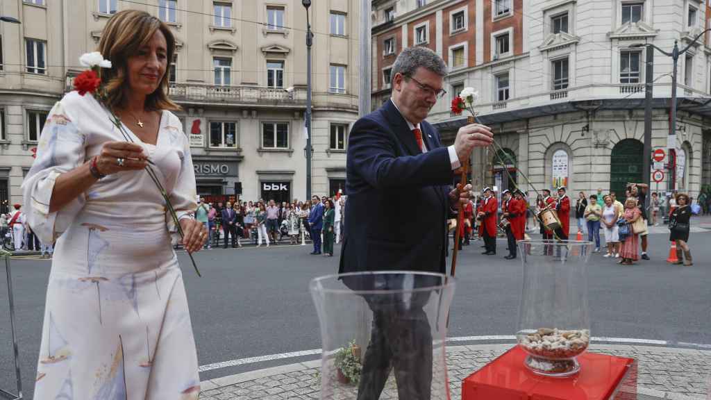 El alcalde de Bilbao, Juan Mari Aburto, en la ofrenda floral al fundador de la villa / Miguel Toña - EFE