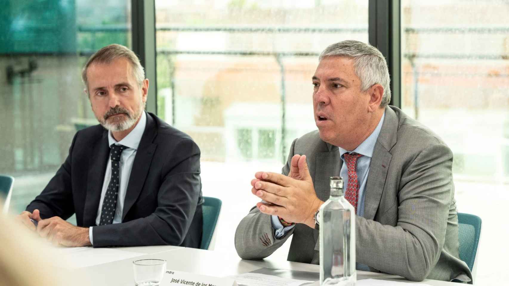 El presidente de Indra, Mar Murtra, junto con el nuevo consejero delegado, José Vicente de los Mozos.