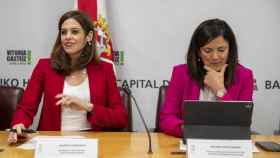 La alcaldesa de Vitoria, Maider Etxebarria (PSE-EE), y la portavoz del PNV en la corporación, Beatriz Artolazabal, durante la rueda de prensa sobre el acuerdo de legislatura alcanzado por ambos partidos para el Ayuntamiento de Vitoria / David Aguilar - EFE