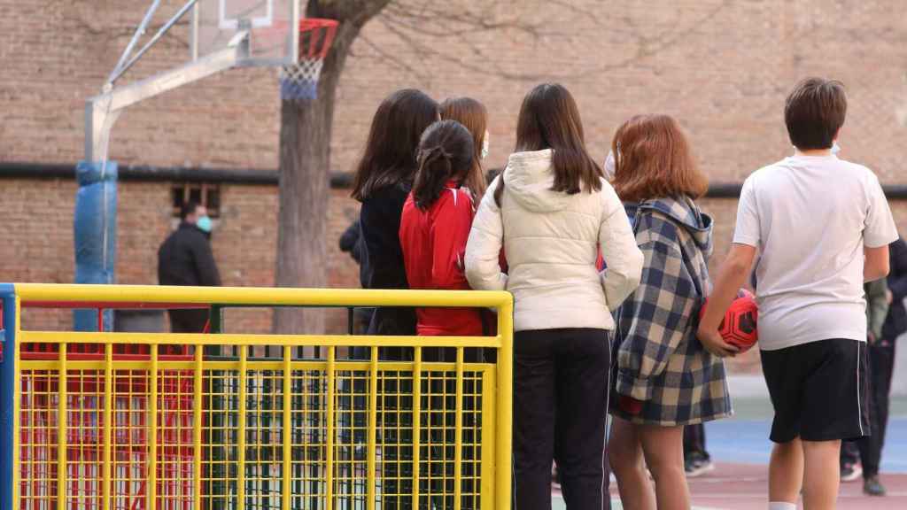 Un grupo de niños en el patio de un colegio