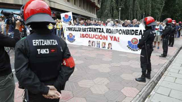 Casi 600 ertzainas protestaron frente al Parlamento pese a los intentos negociadores de Erkoreka