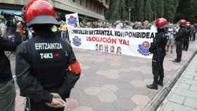 Casi 600 ertzainas se concentran frente al Parlamento pese a los intentos negociadores de Erkoreka / David Aguilar - EFE