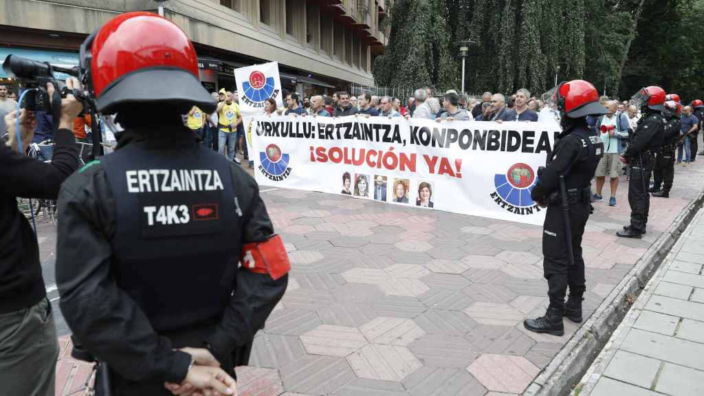 Casi 600 ertzainas protestaron frente al Parlamento pese a los intentos negociadores de Erkoreka