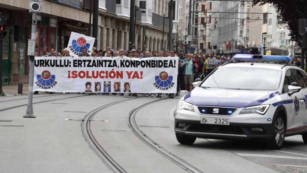 El movimiento asindical Ertzainas en lucha y los sindicatos Erne, Esan, Euspel y Sipe durante la concentración de este jueves frente al Parlamento Vasco / David Aguilar - EFE